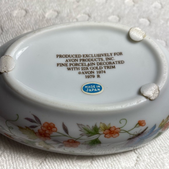 Vintage 1974 Avon Fine Porcelain Decorated Egg Trinket Box with 22K Gold Trim - Picture 7 of 15
